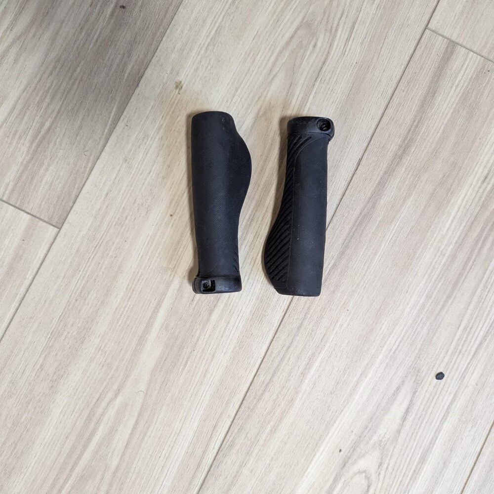 Ergonomic Bicycle Handlebar Grips - Rubber Comfort MTB Bike Grips (Pair)